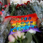 Un ramo de flores en homenaje a las víctimas de la masacre de Orlando.-MAXIM ZMEYEV / REUTERS