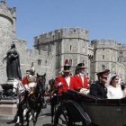 Meghan y Enrique dejan en carroza el castillo de Windsor tras su boda, en mayo del 2018.-