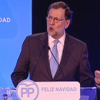 Discurso de Rajoy en la cena de Navidad con militantes del PP en Torrejón de Ardoz, este miércoles.-ATLAS