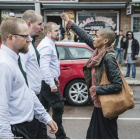 El desafío de Tess Asplund a los neonazis el 1º de mayo en Suecia.-DAVID LAGERLOF/ ATT NEWS AGENCY