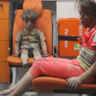 El pequeño Omran, de 5 años, junto a su hermana, tras ser rescatados de un edificio bombardeado el miércoles en Alepo.-REUTERS