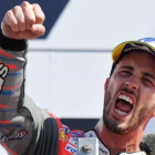 Andrea Dovizioso celebra su tercer triunfo del año con Ducati, en el podio de Misano.-AFP / TIZIANA FABI