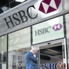 Un cliente entre en una sucursal del HSBC en Londres.-AFP / JUSTIN TALLIN