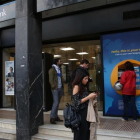 Colas a primera hora ante las oficinas bancarias.-RICARD CUGAT