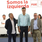 Pedro Sánchez posa junto a Pepe Álvarez (UGT) e Ignacio Fernández Toxo (CCOO) antes de la reunión.-DAVID CASTRO