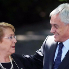 La presidenta de Chile, Michelle Bachelet, con el ganador de las elecciones presidenciales Sebastián Piñera.-EFE / MARIO RUIZ