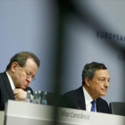 Vítor Constancio y Mario Draghi, vicepresidente y presidente del Banco Central Europeo.-REUTERS / RALPH ORLOWSKI