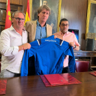 Eduardo Rubio, Carlos Martínez y Santiago Morales tras la firma del convenio entre el Ayuntamiento y el CD Numancia. HDS