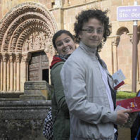 Turistas a la salida de la iglesia de Santo Domingo. / V. G. -