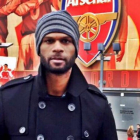 Germain Mason frente al estadio del Arsenal, fan declarado del fútbol.-TWITTER