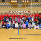 La selección española de balonmano con alumnos del colegio de Las Pedrizas. / Álvaro Martínez-