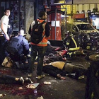 Las víctimas de un ataque a tiros yacían fuera del restaurante La Belle Equipe.-AP/ANNE SOPHIE CHAISEMARTIN / AP