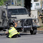Un palestino, con un chaleco fluorescente y el distintivo de «prensa», acuchilla a un soldado israelí en Hebrón. Los soldados mataron después al agresor.-REUTERS / JAMEEL SALHAB