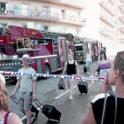 Clientes desalojados del hotel Sun Village de Lloret a causa del incendio.-CARLES COLOMER