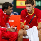Bruguera habla con Carreño, en un descanso de la eliminatoria de Copa Davis, en Lille.-PASCAL ROSSIGNOL (AFP)