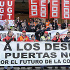 Manifestación por Puertas Norma en el mediodía de ayer. / V. GUISANDE-