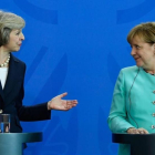 Theresa May y Angela Merkel en Berlín.-AFP / TOBIAS SCHWARZ