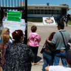 Varias personas se reunen alrededor de la Base Naval donde han dejado mensajes a los tripulantes del submarino ARA San Juan.-/ MAURICIO ARDUIN