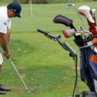 Un golfista en plena disputa del torneo celebrado ayer. / CLUB DE GOLF SORIA-