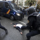 Una de las cargas policiales del 1-O en la escuela Ramon Llull, en Barcelona.-FERRAN NADEU