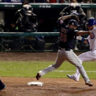 Mike Napoli y de los Indians y Wilson Contreras de los Cubs en el tercer partido de las series finales.-AFP