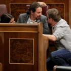 Xavier Domènech conversa con Pablo Iglesias durante el pleno del Congreso de los Diputados.-JOSÉ LUIS ROCA