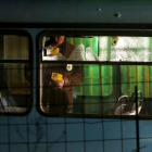 Un forense examina el autobús tiroteado por el agresor, este miércoles en Sarajevo.-REUTERS / DADO RUVIC