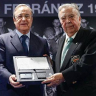 Florentino Pérez entrega una placa a Pedro Ferrándiz como socio de honor del Madrid.-REAL MADRID