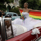 Activista LGTB pasea montada en un descapotable blanco por La Habana-AP