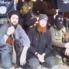 Al-Shishani (centro), sentado junto a combatientes yihadistas, en una imagen de un vídeo sin fechar difundido por las redes sociales.-