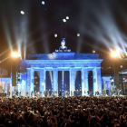 Globos iluminados hacia el cielo en el antiguo trazado del muro junto a la puerta de Brandenburgo.-Foto: AFP