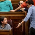 Pablo Iglesias e Íñigo Errejón discuten en el hemiciclo del Congreso, el pasado 4 de abril.-JOSÉ LUIS ROCA