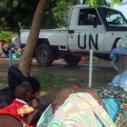 Un vehículo de la ONU junto a familias desplazadas de Sudán del Sur, en la misión de las Naciones Unidas en Tomping (Yuba), el 11 de julio del 2016.-REUTERS