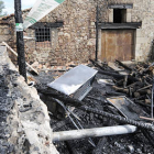 Interior de la peña carbonizada el pasado domingo. / ÚRSULA SIERRA-