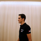 Alberto Contador pasea por el hotel que ocupa en la ciudad francesa de Nîmes.-JAVIER LIZÓN (EFE)