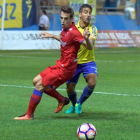 Íñigo Pérez y un jugador del Cádiz en la derrota del Numancia en la primera vuelta en el tiempo añadido.-Área 11
