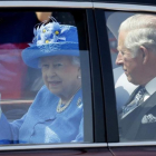 La reina Isabel II se dirige al Parlamento de Londres junto a su hijo el príncipe Carlos.-FRANK AUGSTEIN
