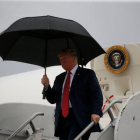 Trump baja del Air Force One.-REUTERS / LEAH MILLIS
