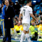 Zidane mira a Cristiano cuando el portugués se retira del campo lesionado en el encuentro ante el Vllarreal.-EFE / JUANJO MARTÍN