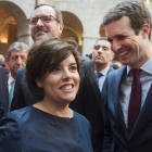 Soraya Sáenz de Santamaría, Pablo Casado y Javier Maroto (detrás), en los actos del Dos de Mayo. /-