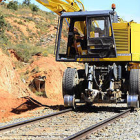 Obras de renovación de la línea ferroviaria a Madrid, el jueves, en el tramo entre las localidades de Soria y Navalcaballo. / ÁLVARO MARTÍNEZ-