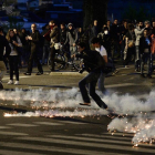 Disturbios en Francia en protesta por la decisión del Gobierno de aprobar la reforma laboral mediante un decreto.-AFP / JEAN-SEBASTIEN EVRARD