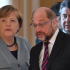 La canciller alemana Angela Merkel junto a Martin Schulz-AFP