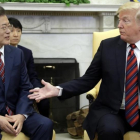 Donald Trump junto al presidente surcoreano, Moo Jae-in, en la Casa Blanca.-EVAN VUCCI / AP