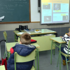 Docente impartiendo clase en un centro de la provincia de Soria.-VALENTÍN GUISANDE