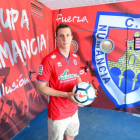 Guillermo Fernández posa con la camiseta del Numancia en el túnel de vestuarios de Los Pajaritos.-Álvaro Martínez