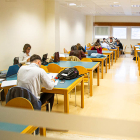 Estudiantes universitarios en el Campus Duques de Soria. - MARIO TEJEDOR