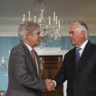 El secretario de Estado estadounidense Rex Tillerson estrecha la mano del ministro español de Exteriores, Alfonso Dastis, durante su reunión en Washington.-EFE / JIM LO SCALZ