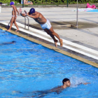 Bañistas en la piscina de la Juventud durante la jornada de ayer. / ÁLVARO MARTÍNEZ-