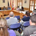Asistentes a la constitución de la Comisión Local de la concentración parcelaria de la zona del Canal de Eza ayer en el Ayuntamiento de Langa de Duero.-HDS